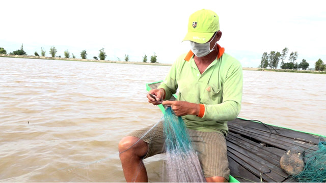 Đồng Tháp: Nước nổi tràn đồng, nông dân dong thuyền giăng lưới bắt hàng chục ký cá đồng - Ảnh 1.