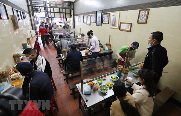 Hà Nội mở lại nhà hàng, dịch vụ ăn uống tại chỗ từ 6 giờ ngày 14/10 - Ảnh 1.