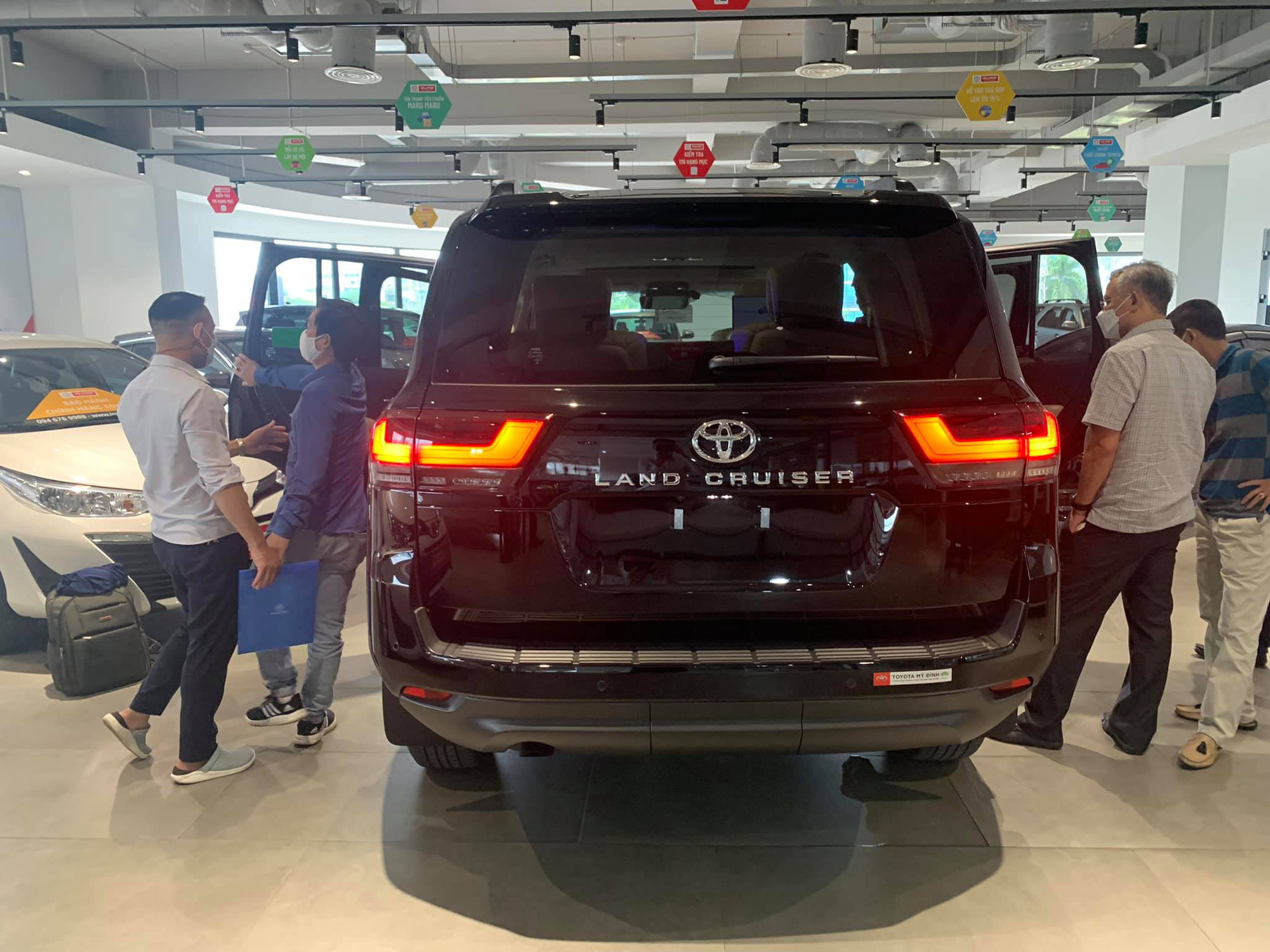 Chưa rời đại lý, Toyota Land Cruiser 2022 đã độ nội thất Vip đầu tiên tại Việt Nam - Ảnh 3.