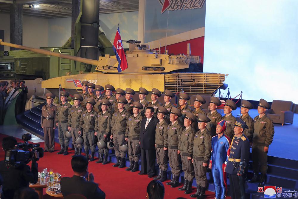 Vì sao quân đội Triều Tiên lại ăn mặc giống &quot;siêu nhân&quot;? - Ảnh 1.