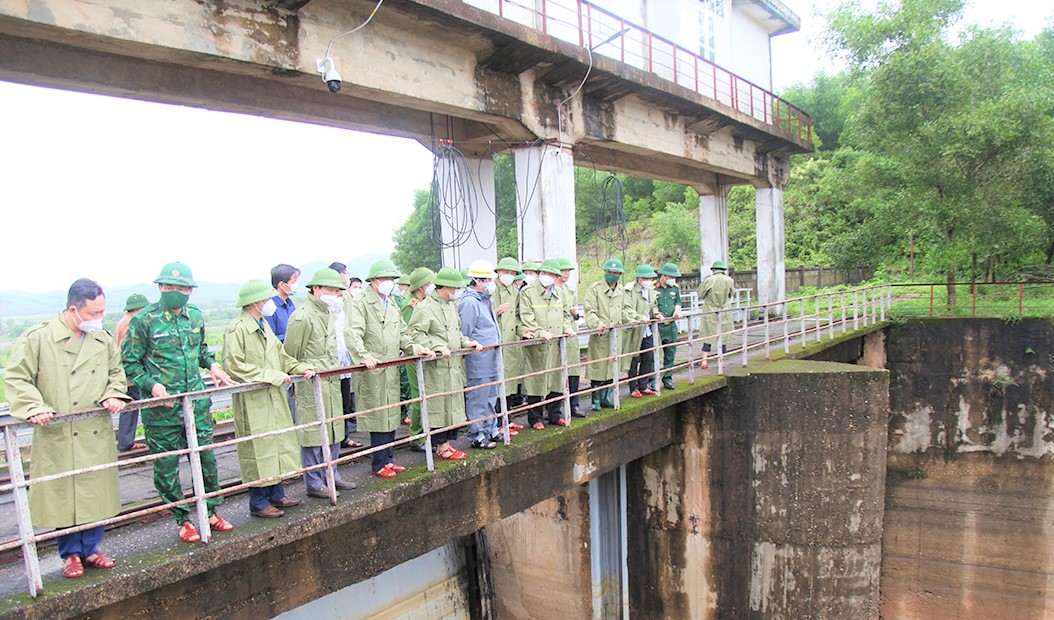 Hà Tĩnh: Bộ trưởng Lê Minh Hoan, đề nghị ứng phó bão số 8 chặt chẽ, thông báo để người dân không chủ quan - Ảnh 7.