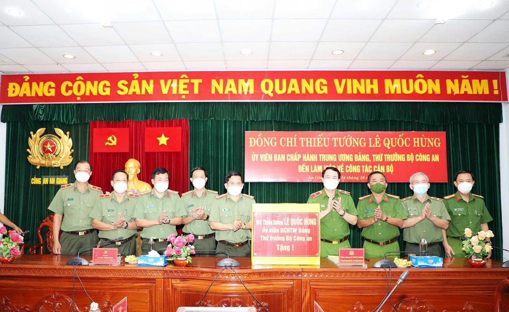 Công an tỉnh An Giang nhận 2 Bằng khen của Thủ tướng Chính phủ - Ảnh 3.