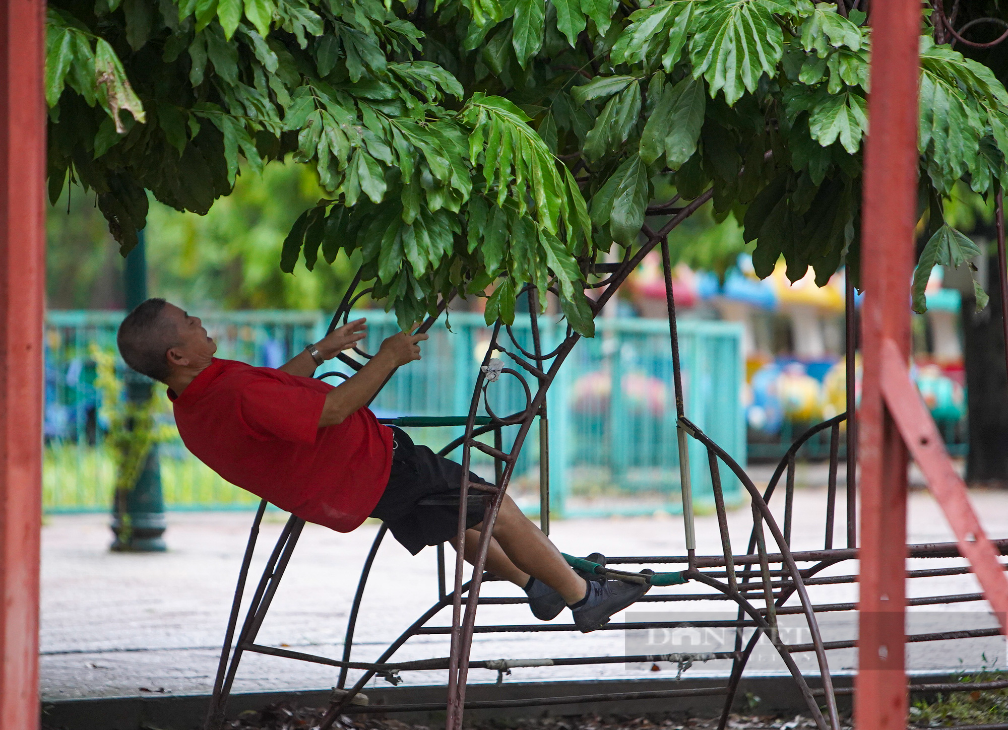 Hà Nội: Bất chấp mưa phùn, gió bấc, người dân mặc áo mưa ra công viên tập thể dục ngày đầu được mở lại - Ảnh 8.