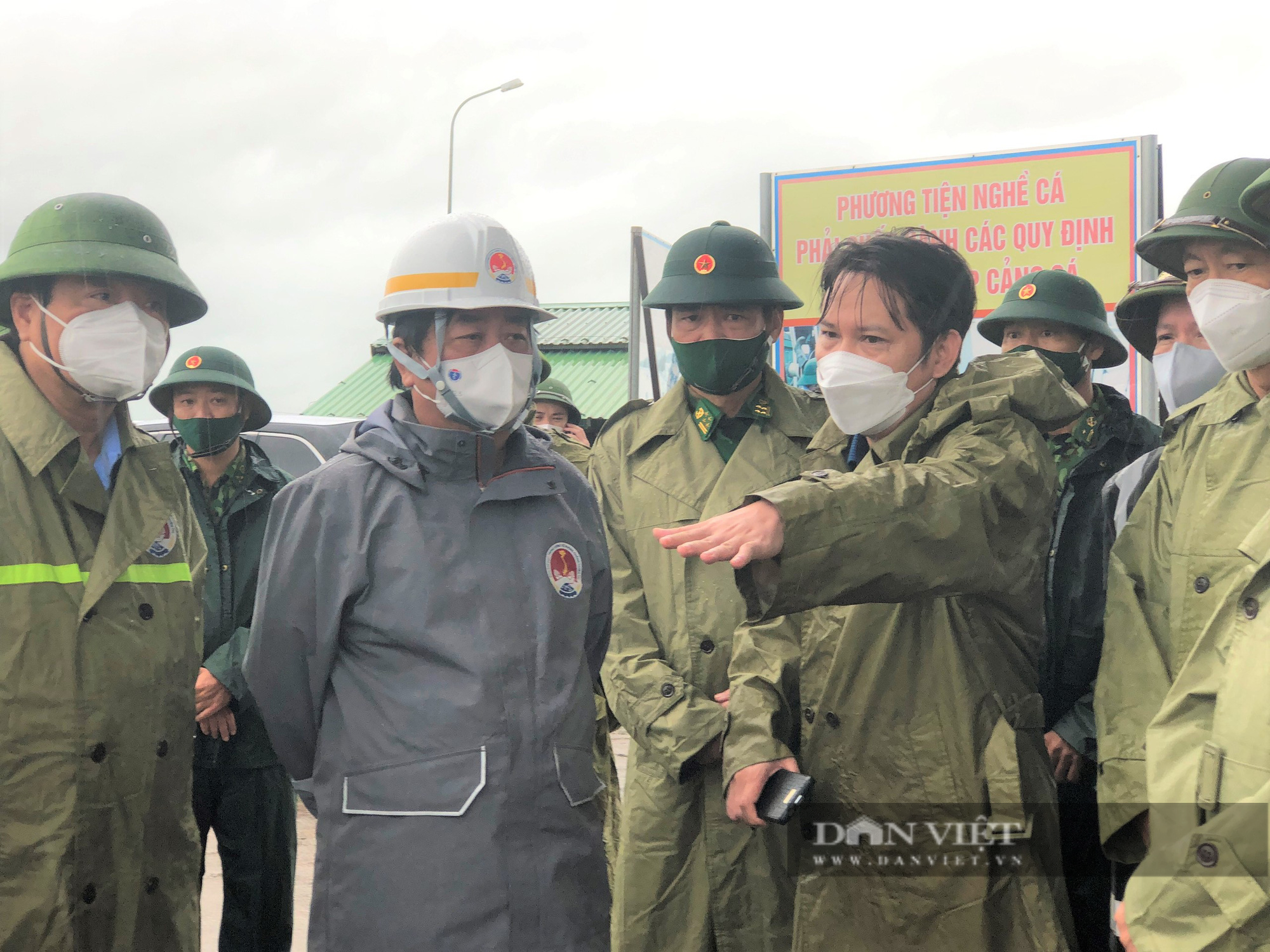 Hà Tĩnh: Bộ trưởng Lê Minh Hoan, đề nghị ứng phó bão số 8 chặt chẽ, thông báo để người dân không chủ quan - Ảnh 3.