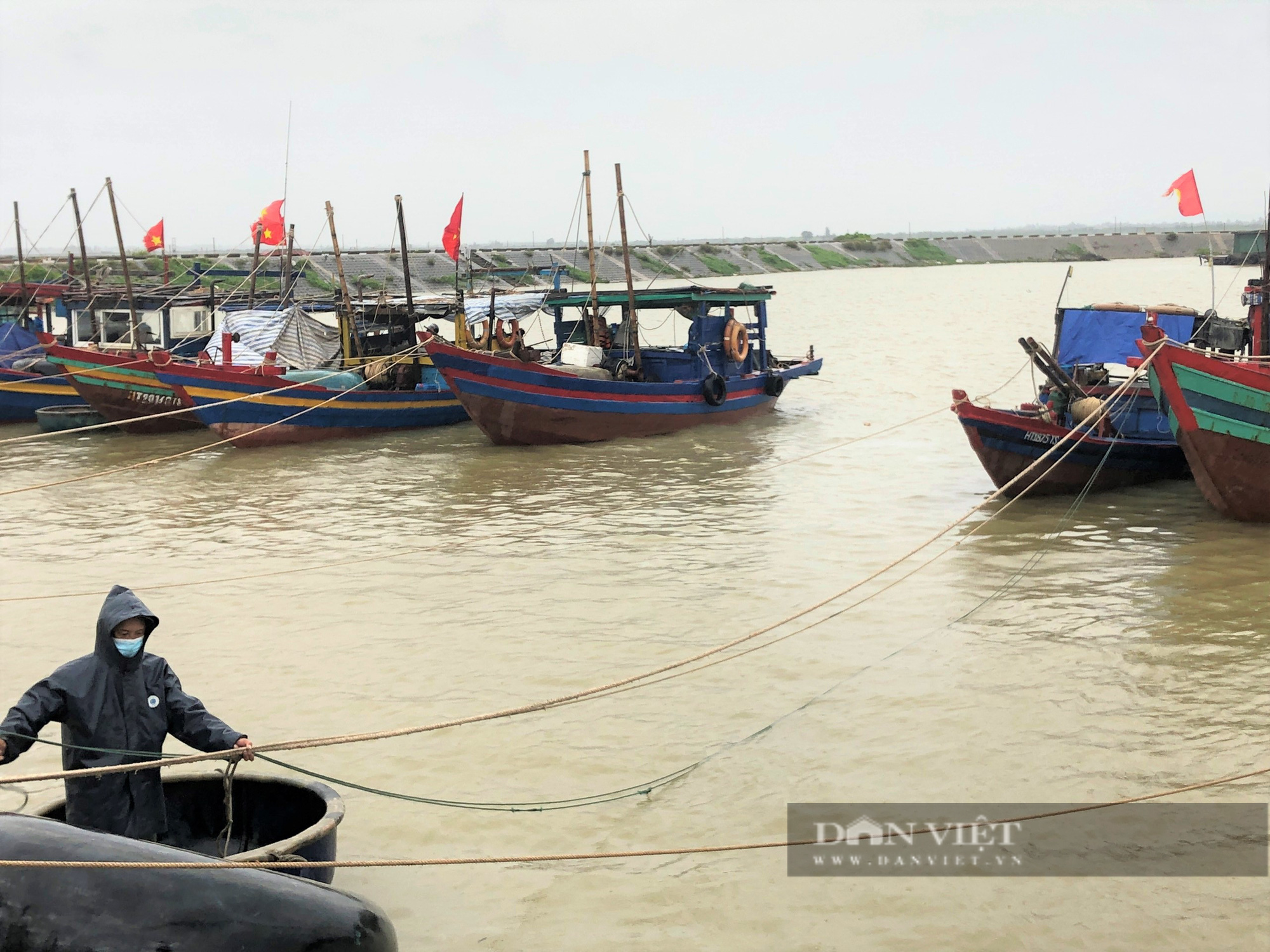 Hà Tĩnh: Bộ trưởng Lê Minh Hoan, đề nghị ứng phó bão số 8 chặt chẽ, thông báo để người dân không chủ quan - Ảnh 4.