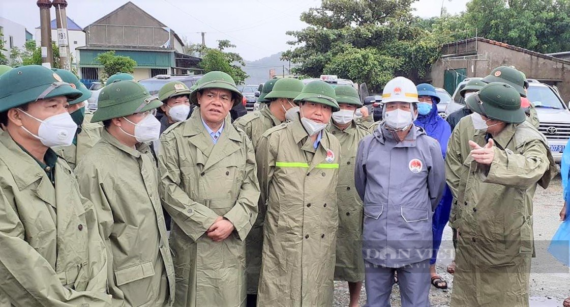 Hà Tĩnh: Bộ trưởng Lê Minh Hoan, đề nghị ứng phó bão số 8 chặt chẽ, thông báo để người dân không chủ quan - Ảnh 6.