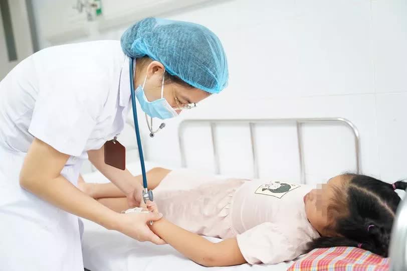 Bé gái 9 tuổi ở Hà Nội nguy kịch tính mạng vì nhập viện muộn khi bị sốt xuất huyết - Ảnh 1.