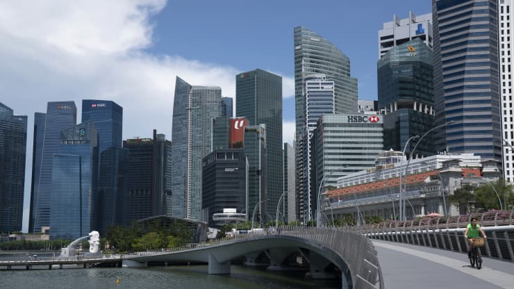 Singapore bất ngờ siết chính sách tiền tệ - Ảnh 1.