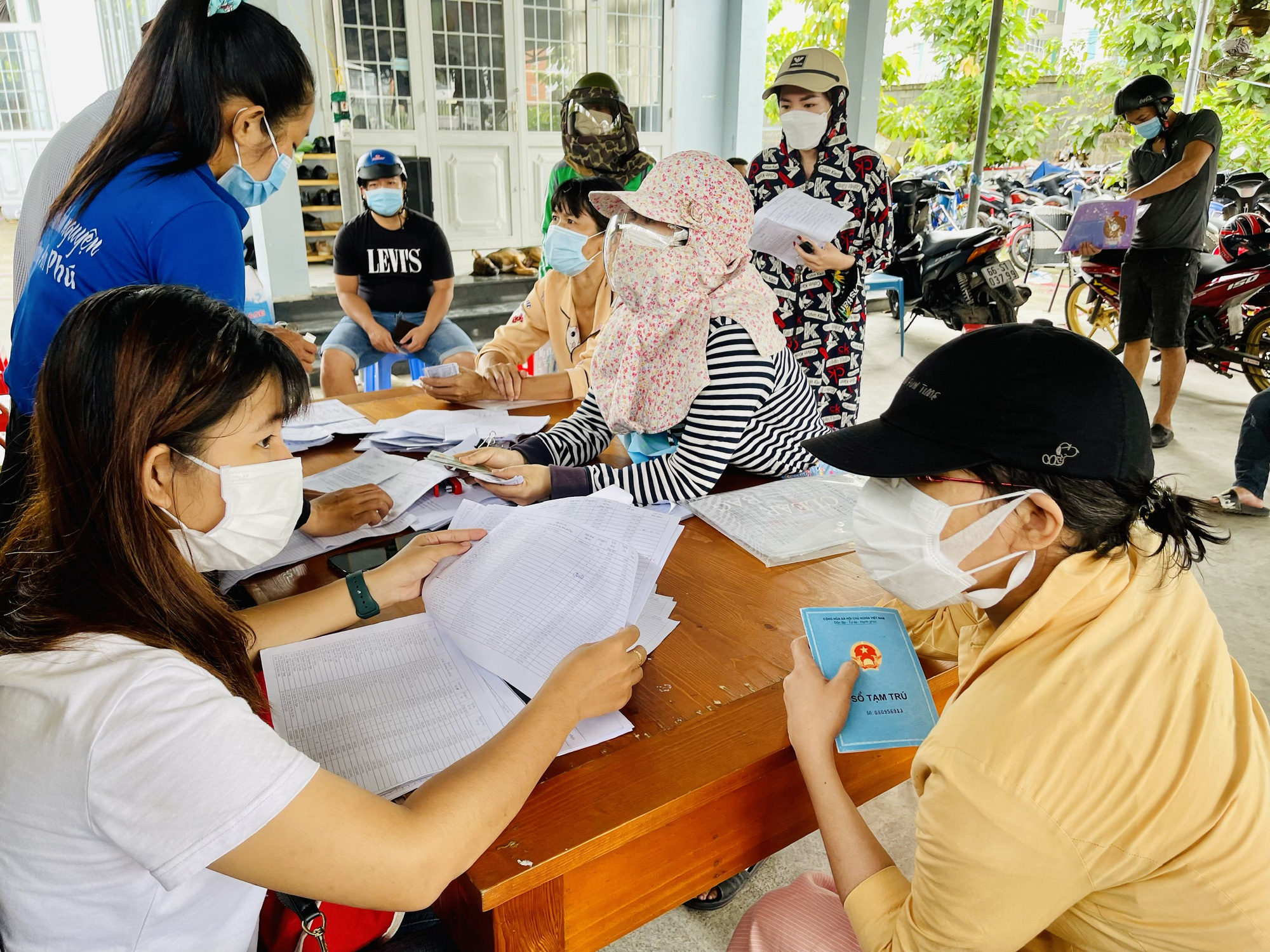 Những điểm mới về hỗ trợ người lao động gặp khó khăn do dịch vừa được Chính phủ ban hành - Ảnh 2.