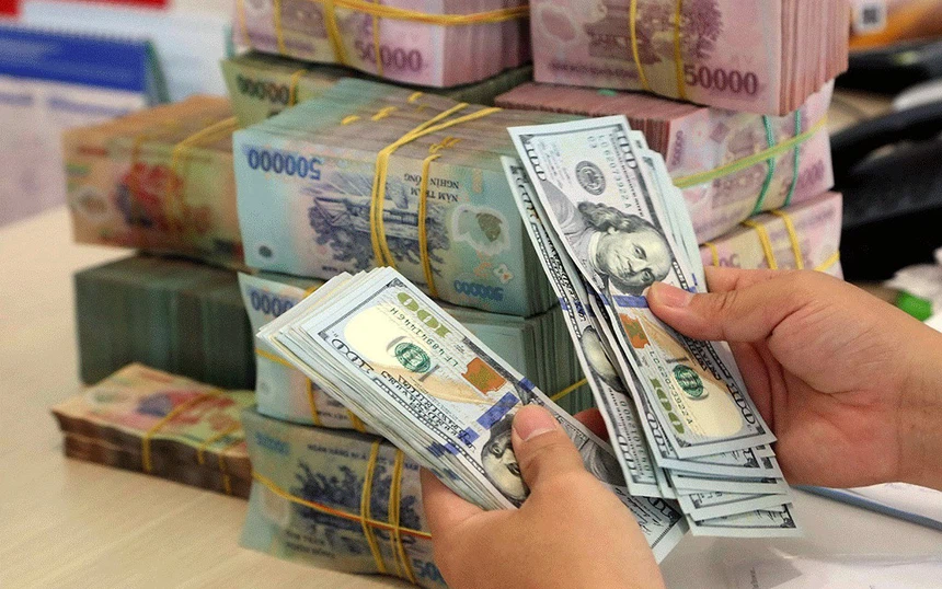 Giá vàng chênh 'khủng', 'đốt nóng' USD chợ đen - Ảnh 1.