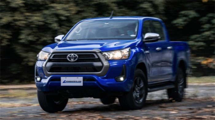 Toyota Hilux 2022 nâng cấp về trang bị, giá bán tăng nhẹ - Ảnh 2.