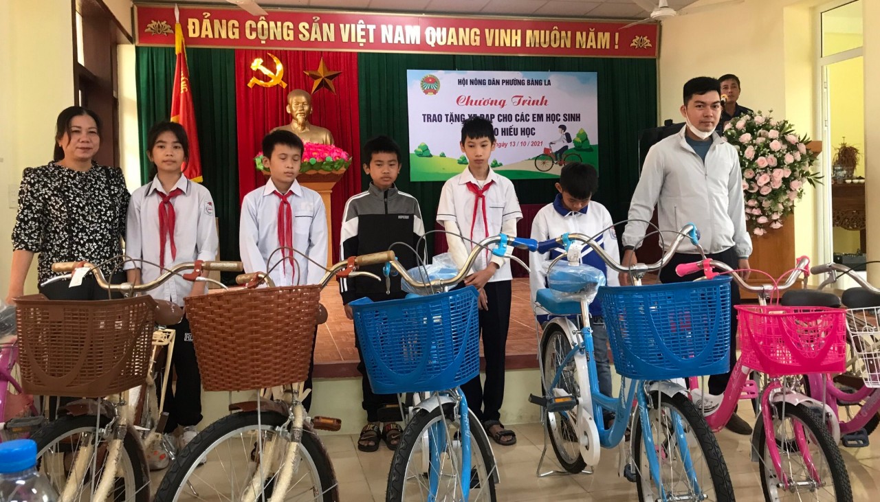 Hội Nông dân phường Bàng La: Trao tặng xe đạp cho các em học sinh nghèo hiếu học - Ảnh 1.
