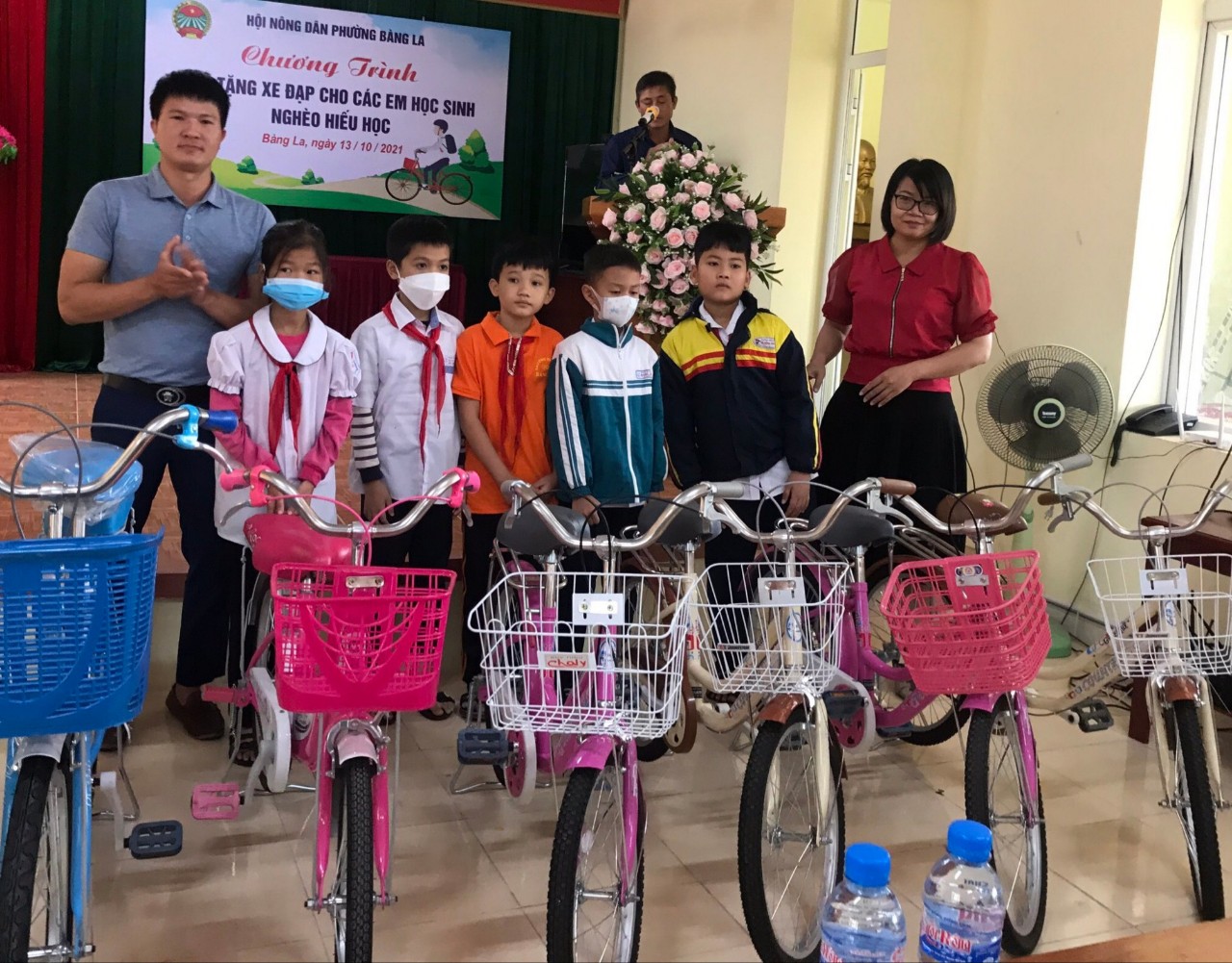 Hội Nông dân phường Bàng La: Trao tặng xe đạp cho các em học sinh nghèo hiếu học - Ảnh 2.