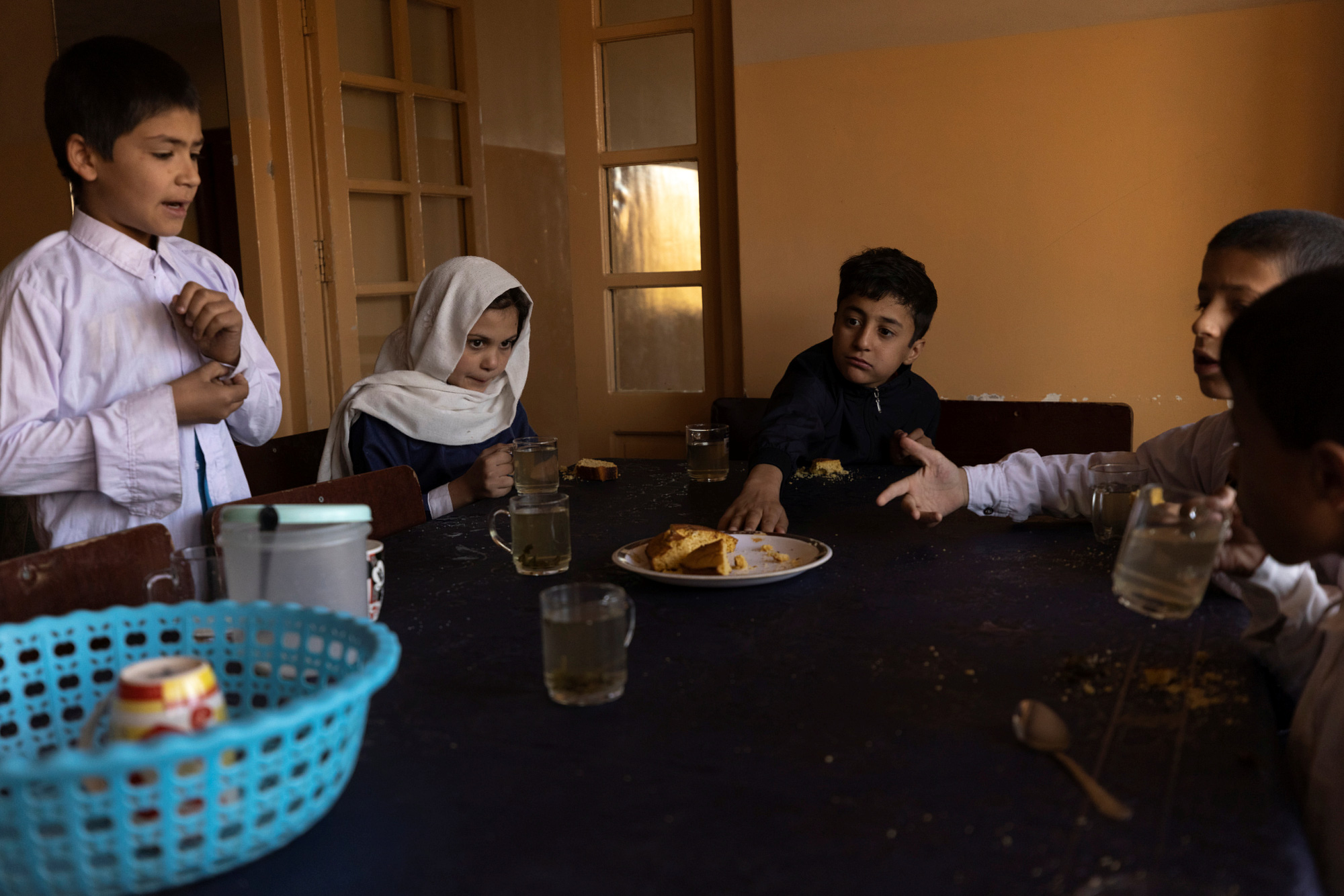 Không còn tiền, các trại trẻ mồ côi ở Kabul gặp nguy - Ảnh 2.