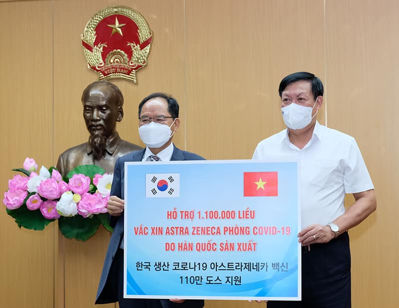 Việt Nam tiếp nhận gần 2 triệu liều vaccine Covid-19 do Ba Lan và Hàn Quốc viện trợ - Ảnh 2.