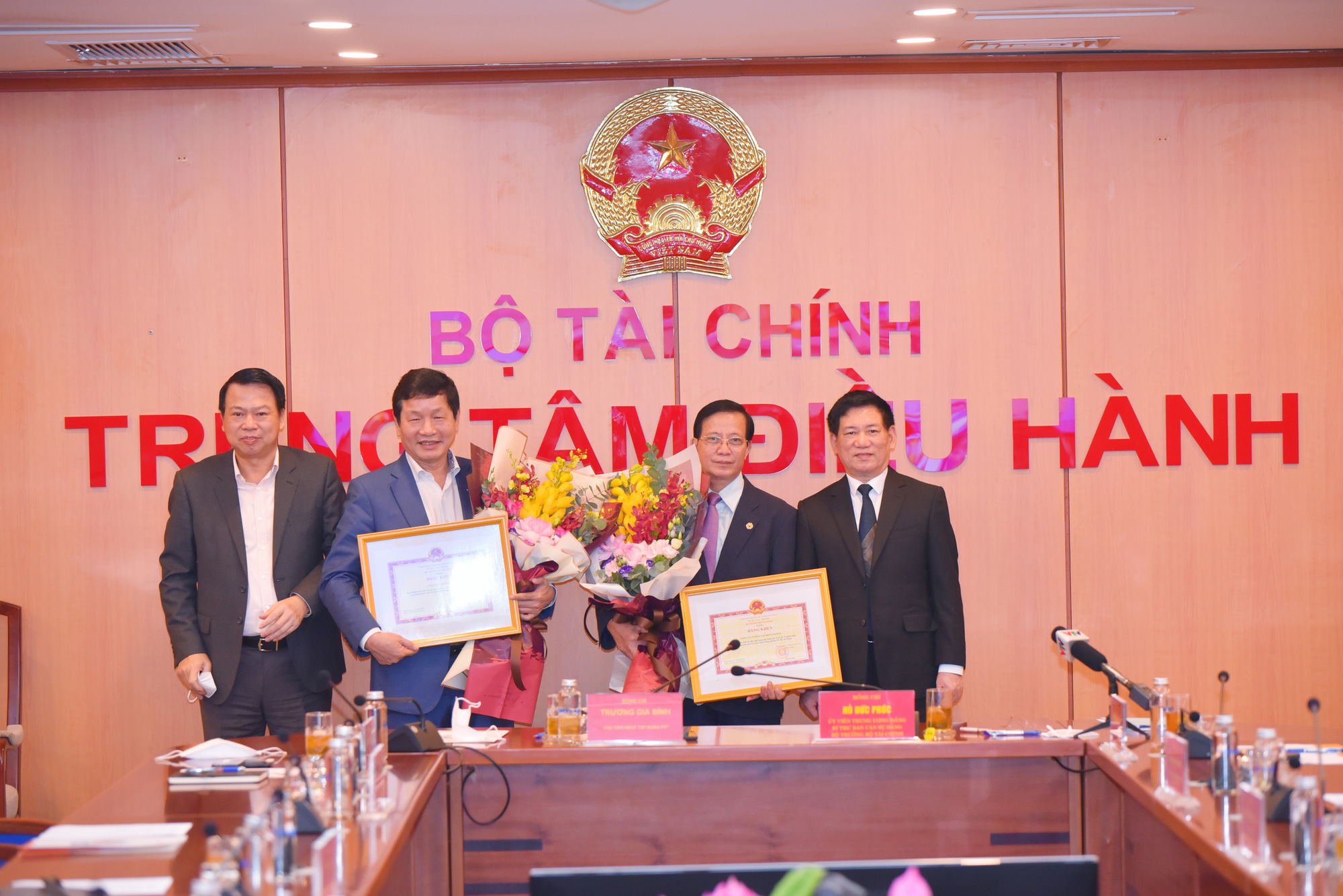 Bộ trưởng Bộ Tài chính tặng thưởng Bằng khen cho Công ty cổ phần FPT và Tập đoàn SOVICO - Ảnh 3.