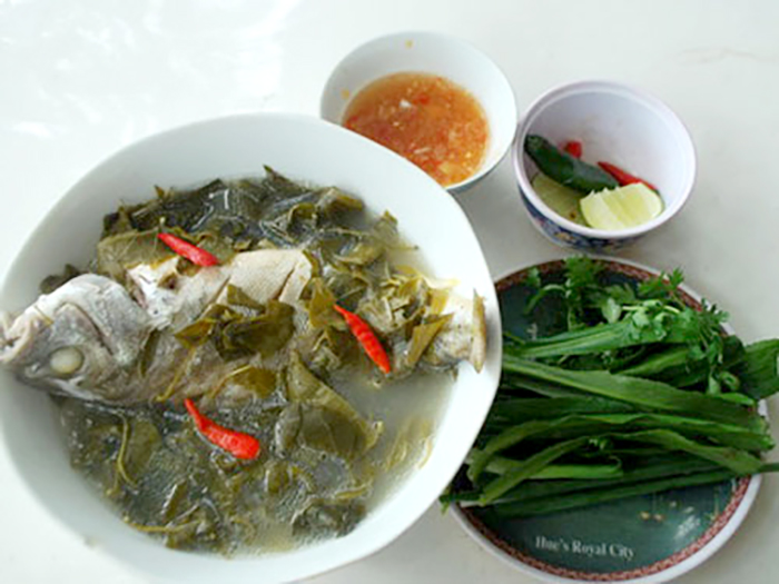 Tuyên Quang: Mùa lũ đánh được mẻ cá suối, cá sông đem nấu lá chua ra món đặc sản ăn 1 bát tỉnh cả người - Ảnh 1.