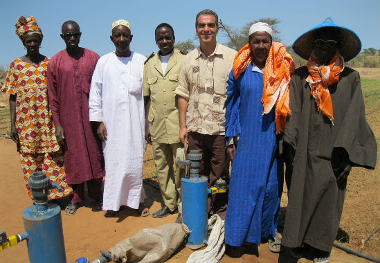 Nông dân Senegal học cách lắp đặt bộ tưới Tipa. Ảnh: @MASHAV cung cấp.