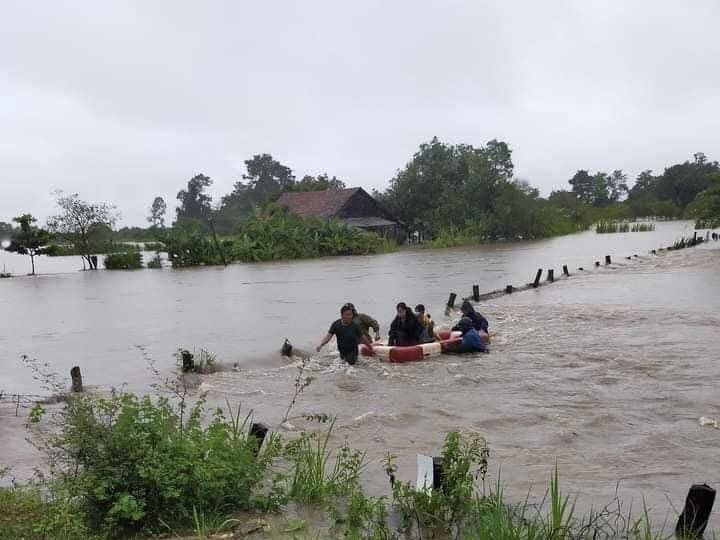 Đắk Lắk: Mưa lớn khiến nhiều nơi bị ngập sâu, chia cắt - Ảnh 5.