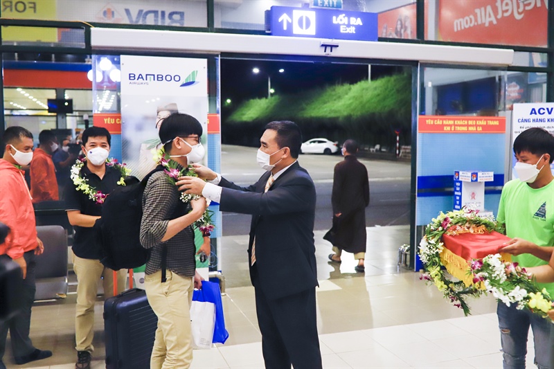 Quảng Bình đón đoàn khách đầu tiên đến từ TP. Hồ Chí Minh - Ảnh 3.
