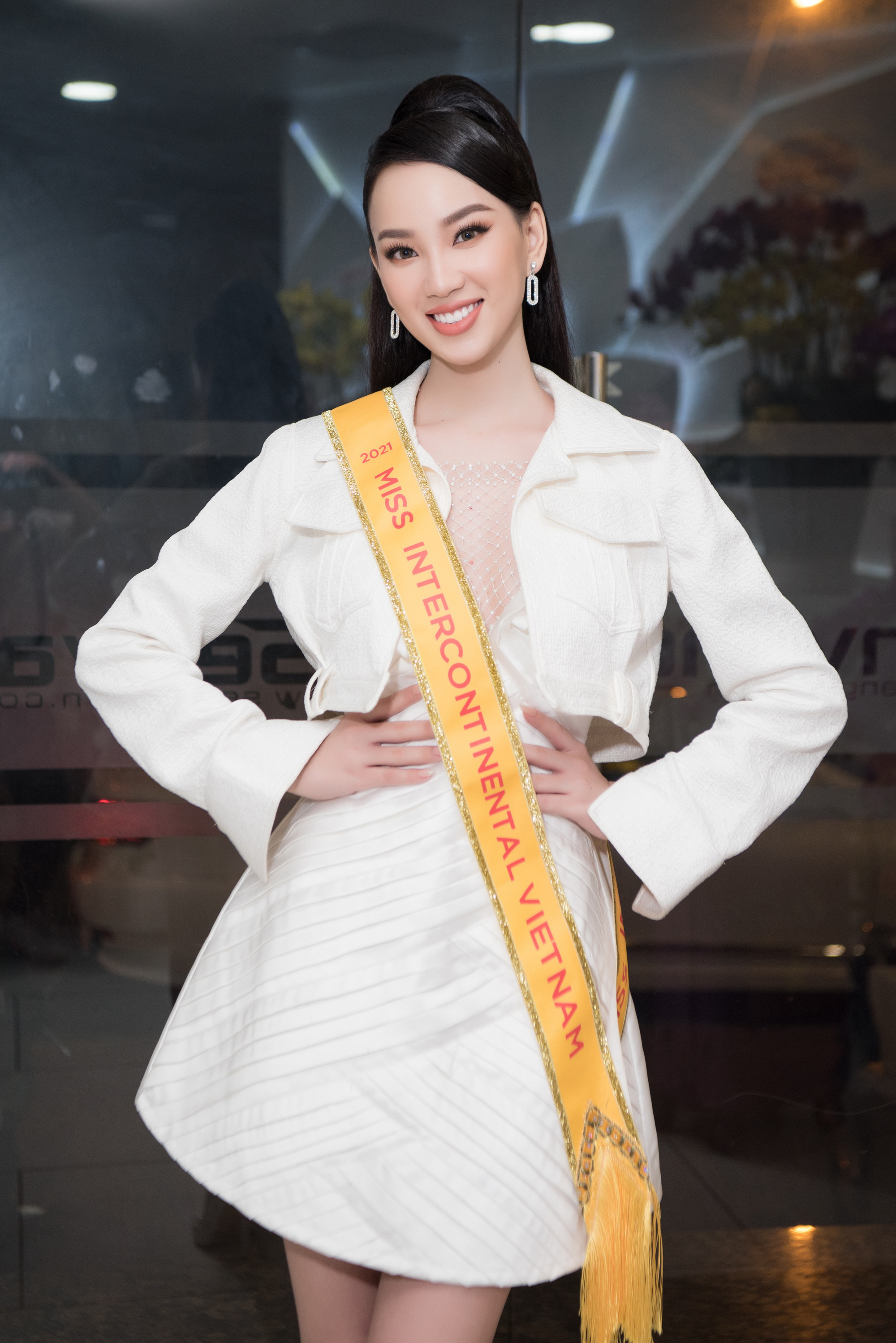 Người đẹp Ái Nhi rạng rỡ lên đường sang Ai Cập thi Miss Intercontinental 2021 - Ảnh 1.