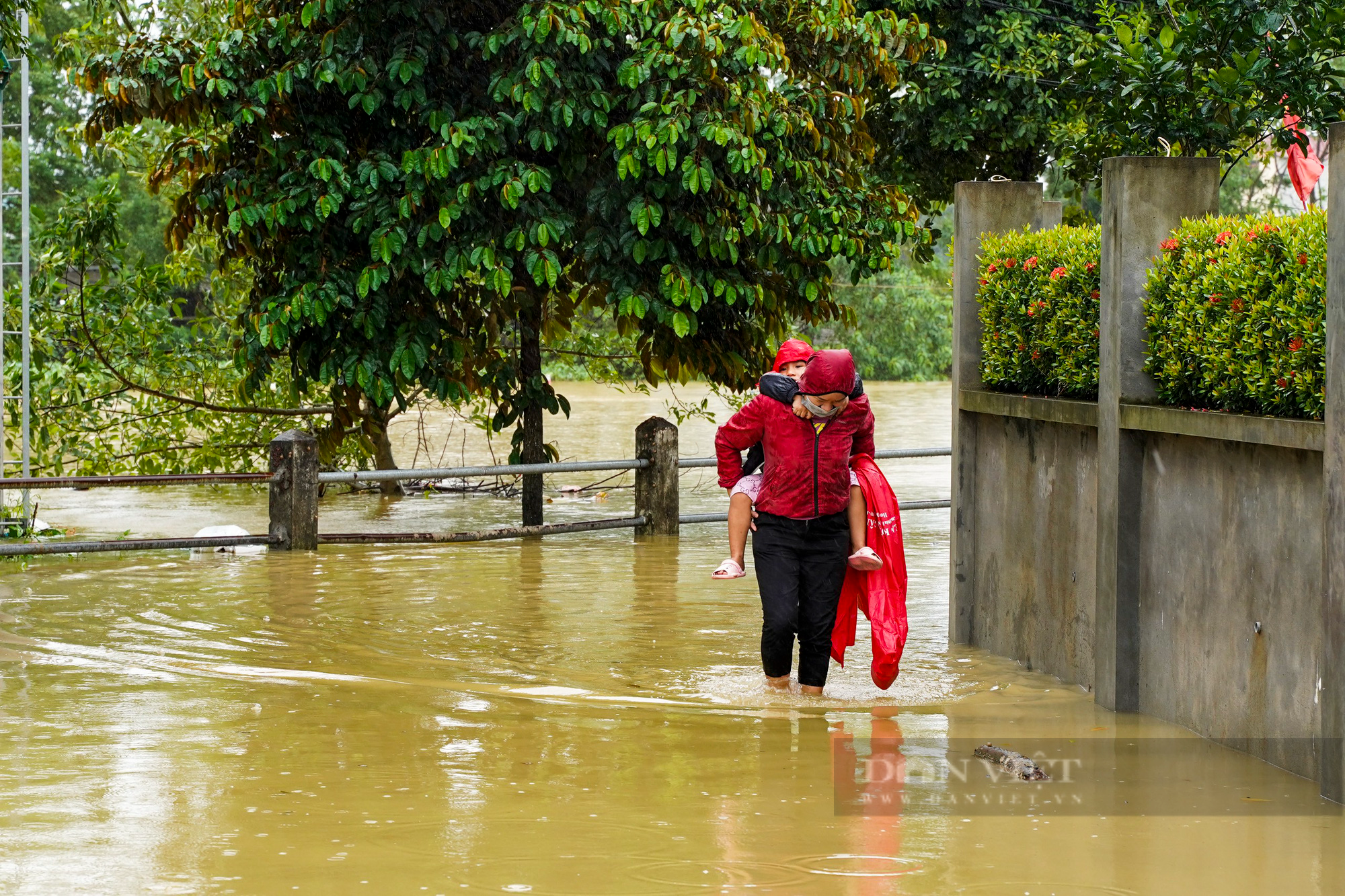Hà Nội: Nước sông Bùi dâng cao, nhiều nhà dân ở Chương Mỹ bị ngập - Ảnh 2.