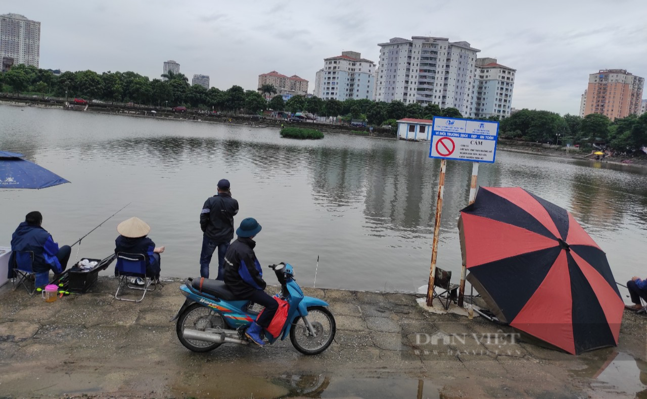 Hà Nội: Tiếp tục tái diễn cảnh người dân buông cần câu cá săn giải thưởng trăm triệu ở hồ Định Công - Ảnh 2.