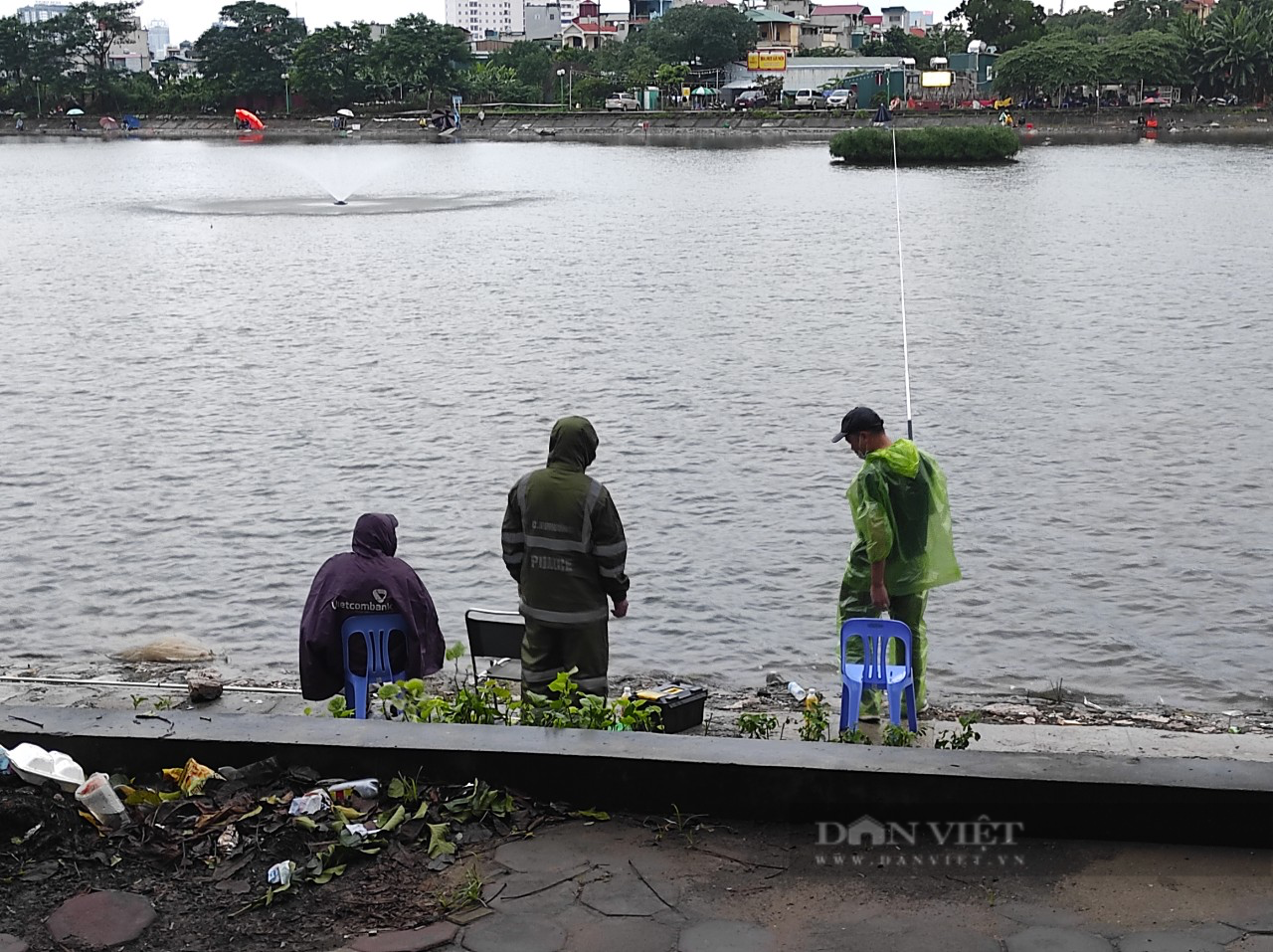 Hà Nội: Tiếp tục tái diễn cảnh người dân buông cần câu cá săn giải thưởng trăm triệu ở hồ Định Công - Ảnh 3.