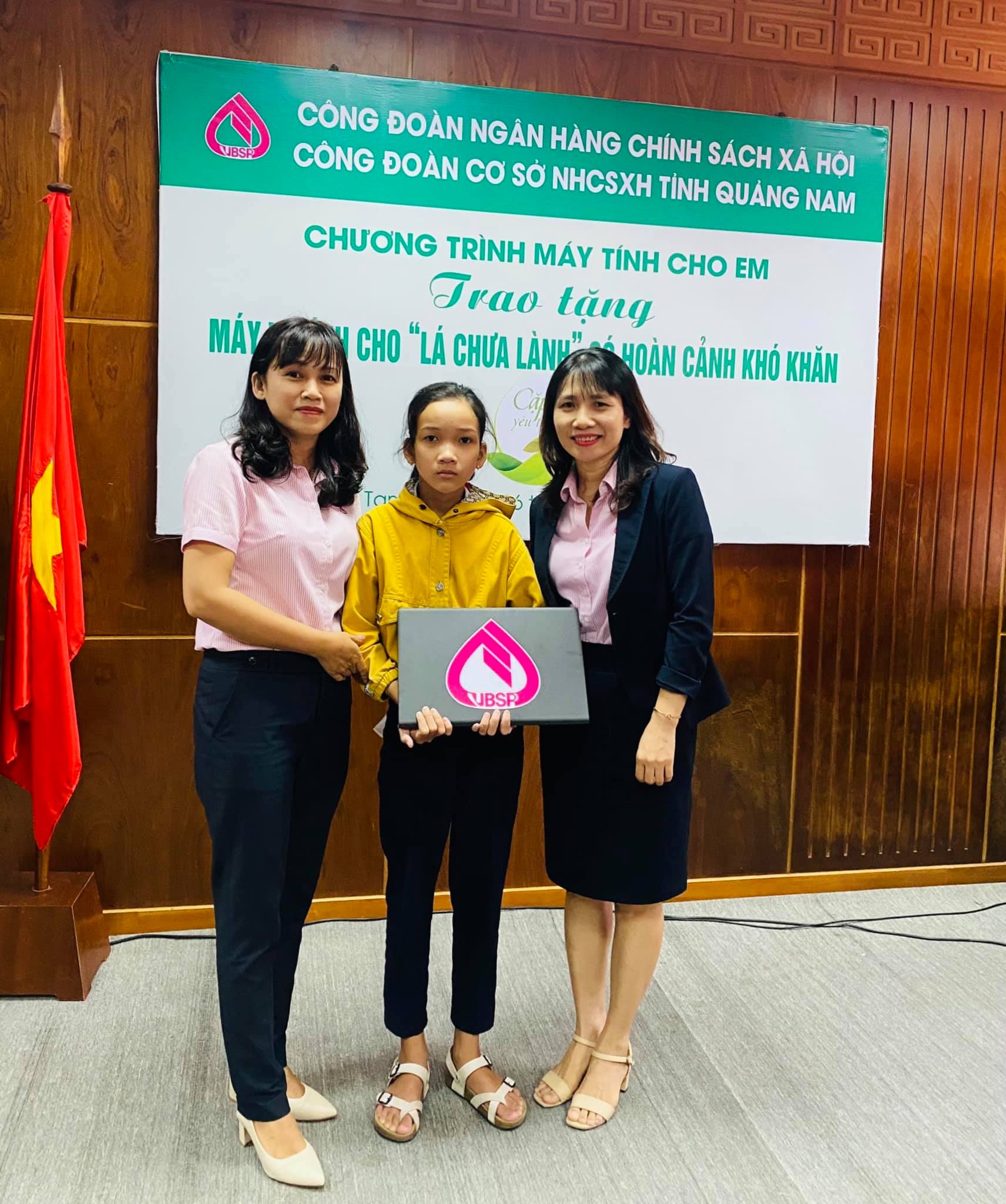 Quảng Nam: Ngân hàng CSXH trao tặng 6 máy vi tính cho học sinh nghèo, có hoàn cảnh khó khăn - Ảnh 2.