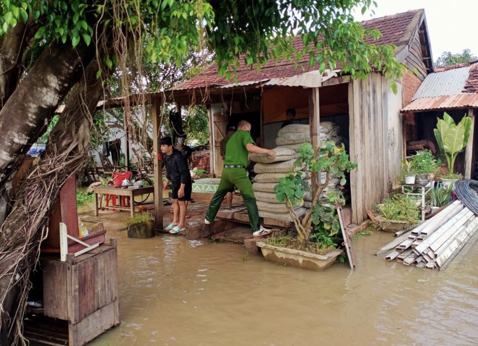 Đắk Lắk: Mưa lớn khiến nhiều nơi bị ngập sâu, chia cắt - Ảnh 3.