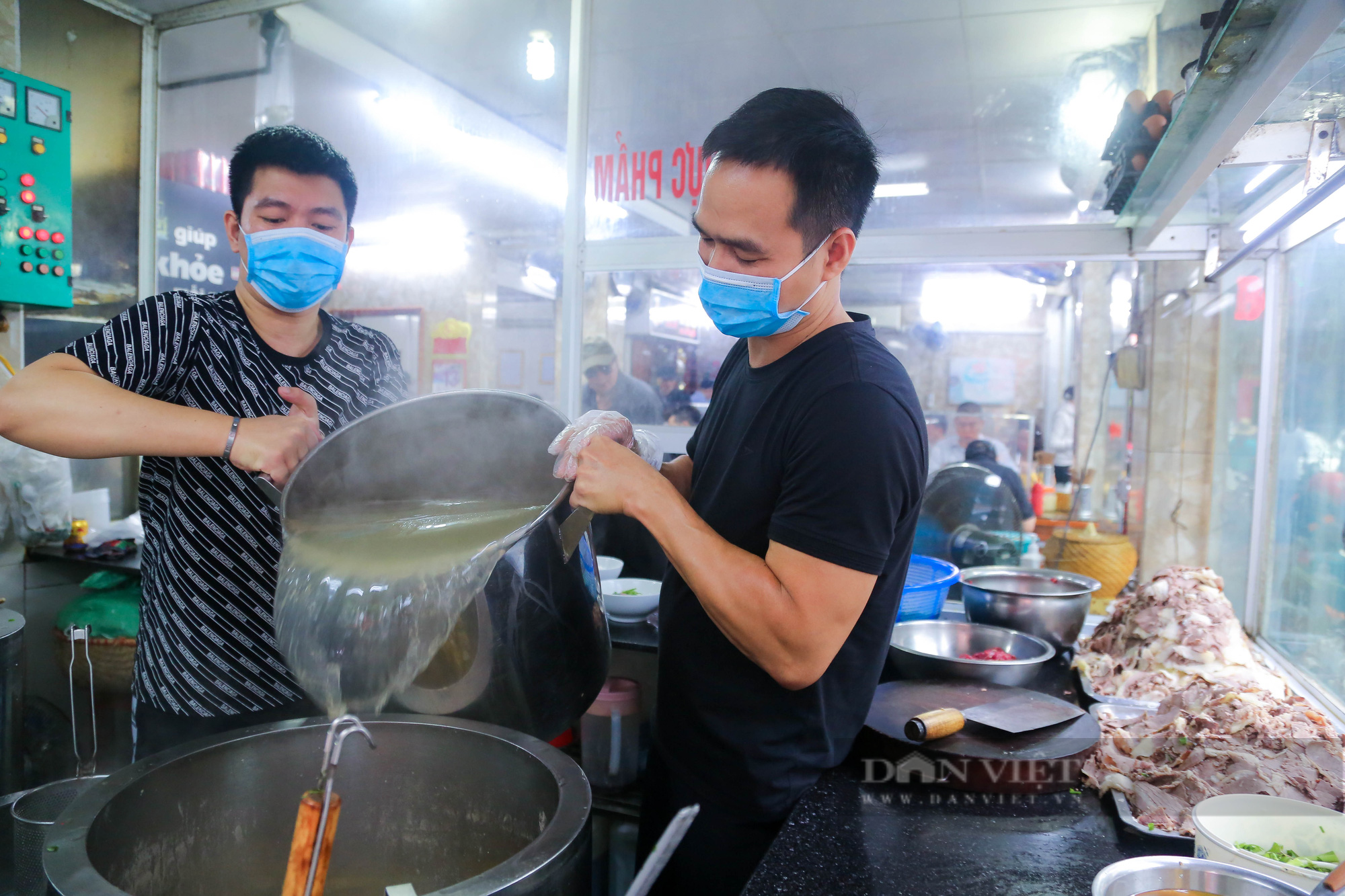 Ảnh ấn tượng tuần: Người Đà Nẵng mặc áo mưa uống cà phê và hình ảnh quán phở bán 1.000 bát trong ngày - Ảnh 4.
