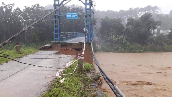 Kon Tum: Mưa lớn gây sạt lở nhiều nơi, ngập úng chia cắt giao thông - Ảnh 1.