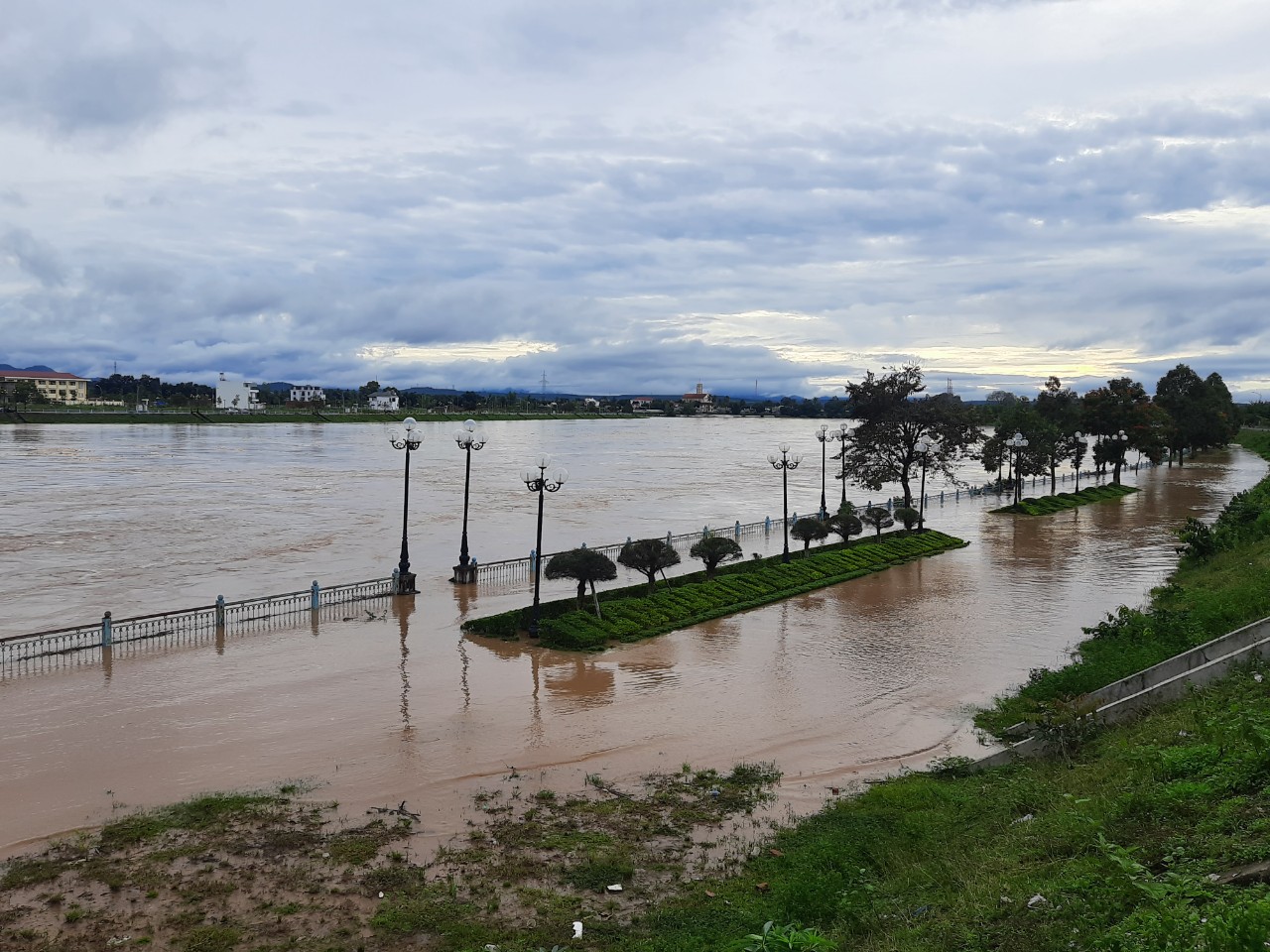 Kon Tum: Mưa lớn gây sạt lở nhiều nơi, ngập úng chia cắt giao thông - Ảnh 4.