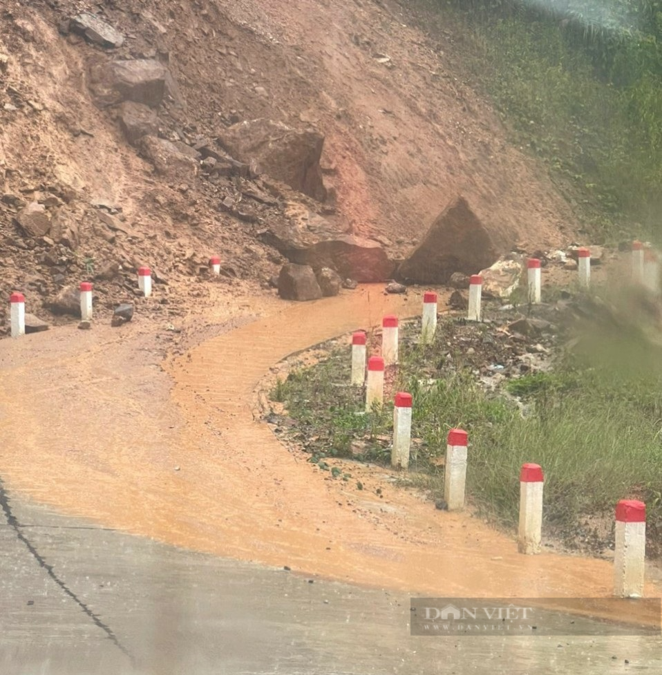 Quảng Nam: Mưa lớn các sông trên báo động I, miền núi ngập lụt giao thông chia cắt - Ảnh 2.