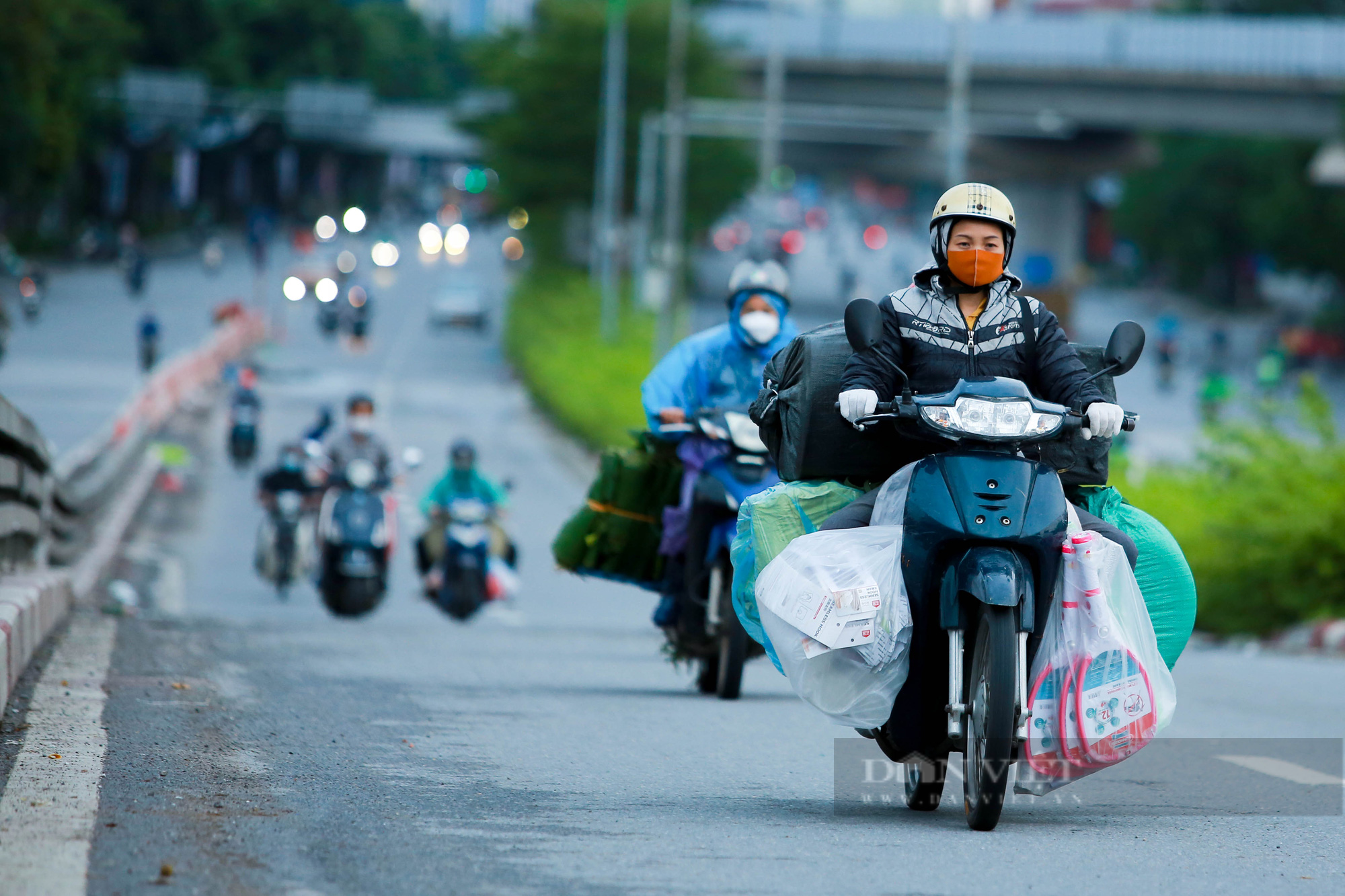 Nhiệt độ Hà Nội từ 18-20 độ, người dân mặc áo ấm, bịt kín mít ra đường - Ảnh 3.