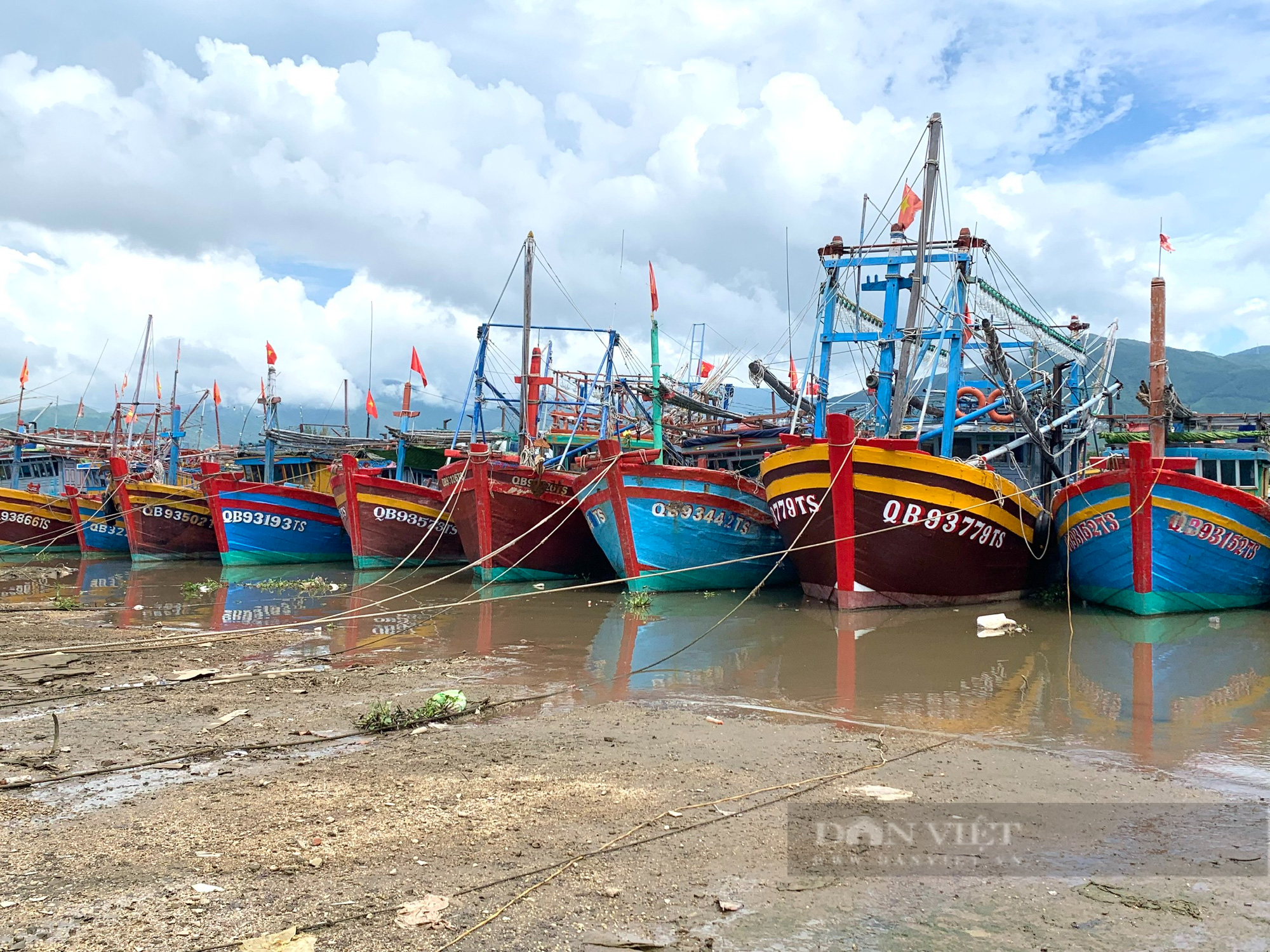 Quảng Bình: Mưa lớn gây chia cắt nhiều địa phương, Bộ đội Biên phòng giúp dân ứng phó mưa lũ - Ảnh 4.