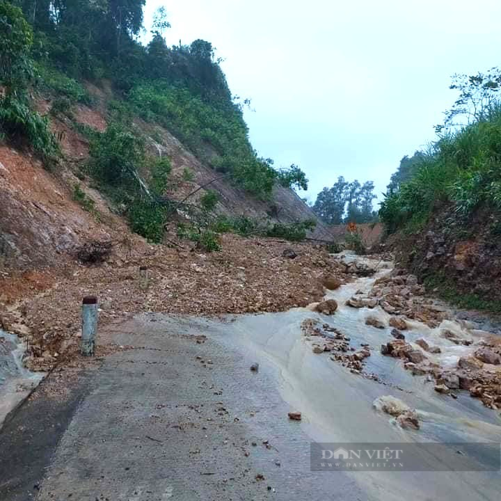 Quảng Bình: Mưa kèm gió lớn làm lật thuyền, 1 người bơi vào bờ, 1 người đang mất tích - Ảnh 2.