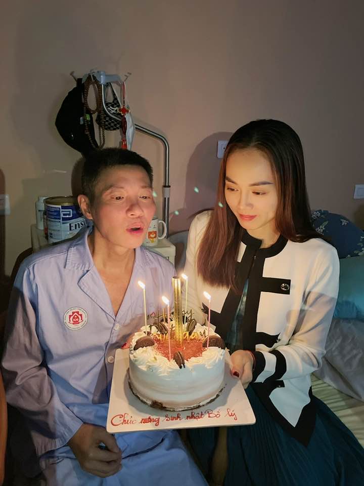 NSND Công Lý ngồi xe lăn, đón sinh nhật trong bệnh viện - Ảnh 1.