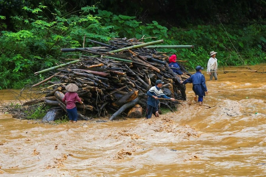 Đi vớt củi trên suối, 2 cha con chết đuối thương tâm - Ảnh 1.