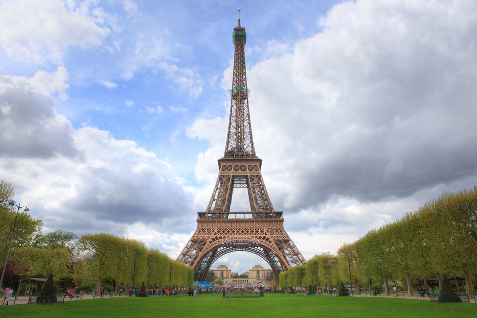 Ít người biết trên đỉnh tháp Eiffel có một căn hộ bí mật như thế này? - Ảnh 1.