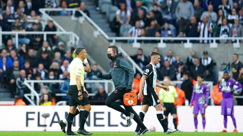 Trận Newcastle vs Tottenham dừng giữa chừng vì CĐV bị đột quỵ - Ảnh 1.