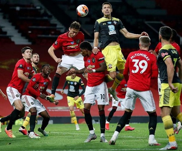 10 lần Harry Maguire biến thành gã hề và &quot;thánh bóp team&quot; - Ảnh 2.