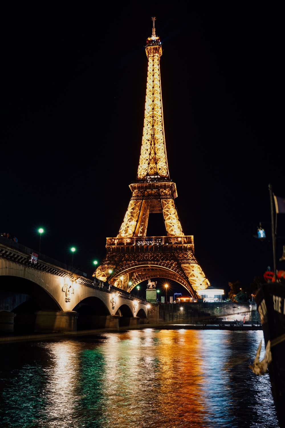 Ít người biết trên đỉnh tháp Eiffel có một căn hộ bí mật như thế này?