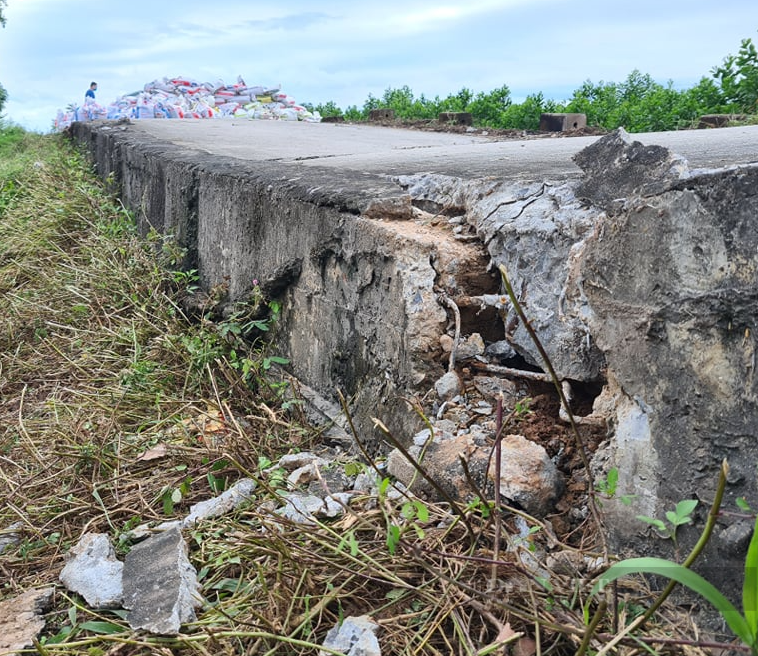 Nhiều đoạn đê bị sụt lún, đường tỉnh lộ nứt toác sau mưa lớn ở Hà Nội - Ảnh 1.