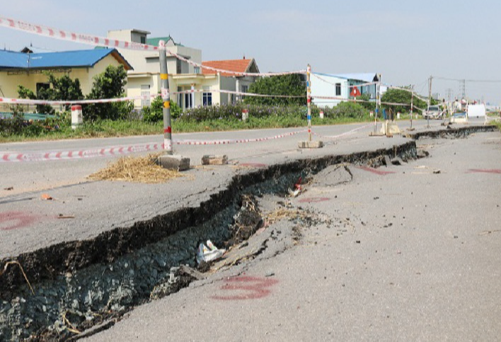 Nhiều đoạn đê bị sụt lún, đường tỉnh lộ nứt toác sau mưa lớn ở Hà Nội - Ảnh 3.
