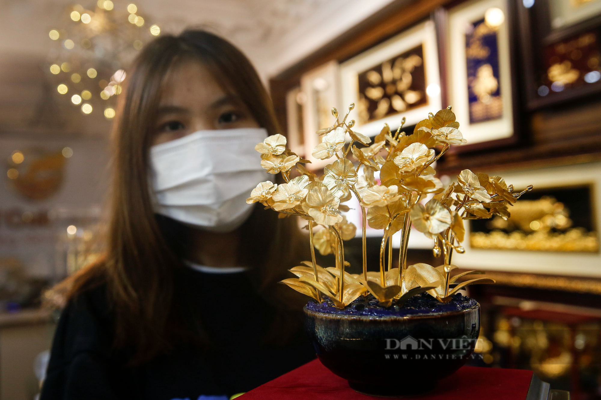 Sản phẩm dát vàng cực độc, cực đắt hút khách trước ngày Phụ nữ Việt Nam 20/10 - Ảnh 2.