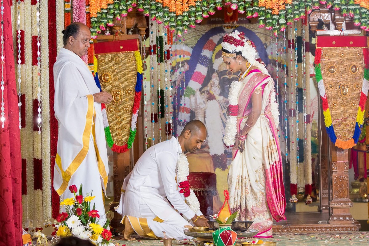 Ấn Độ: Độc đáo với nghi thức này dành cho cô dâu tại đám cưới - Ảnh 1.