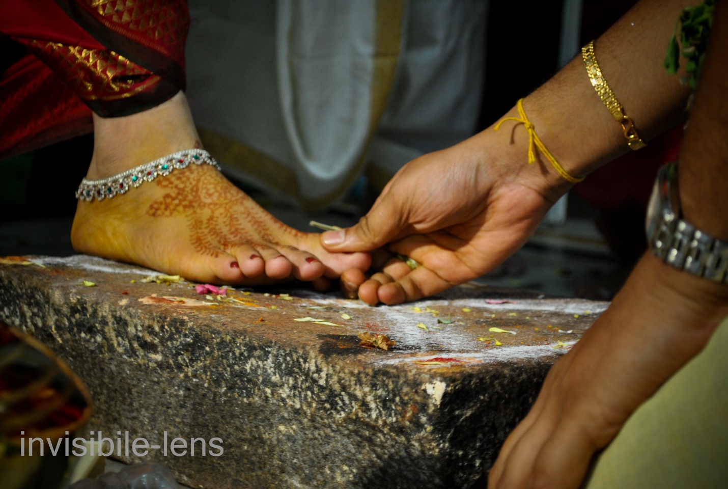 Ấn Độ: Độc đáo với nghi thức này dành cho cô dâu tại đám cưới - Ảnh 2.