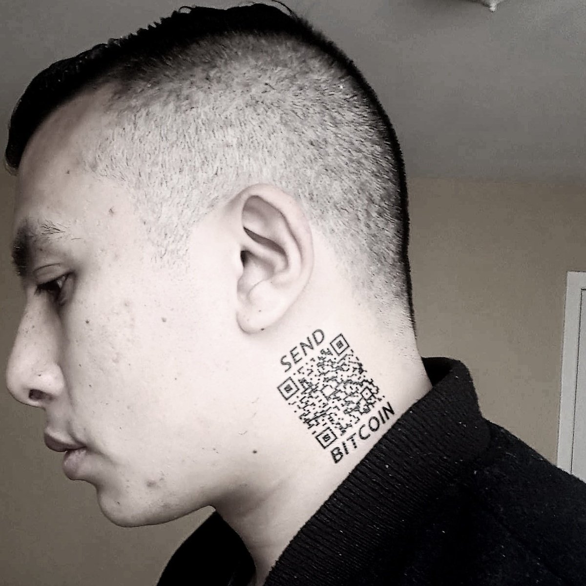 Xăm mã QR lên da: Trào lưu gây sốc, tranh cãi nổ ra QR code tattoo - Xăm hình mã QR trên cơ thể
Đây là trào lưu mới nhất khiến giới trẻ tại Việt Nam đổ xô xăm hình mã QR lên cơ thể để lưu trữ thông tin cá nhân và làm đẹp. Mặc dù có tranh cãi nhưng nó đã trở thành một phong cách mới được nhiều người săn đón.