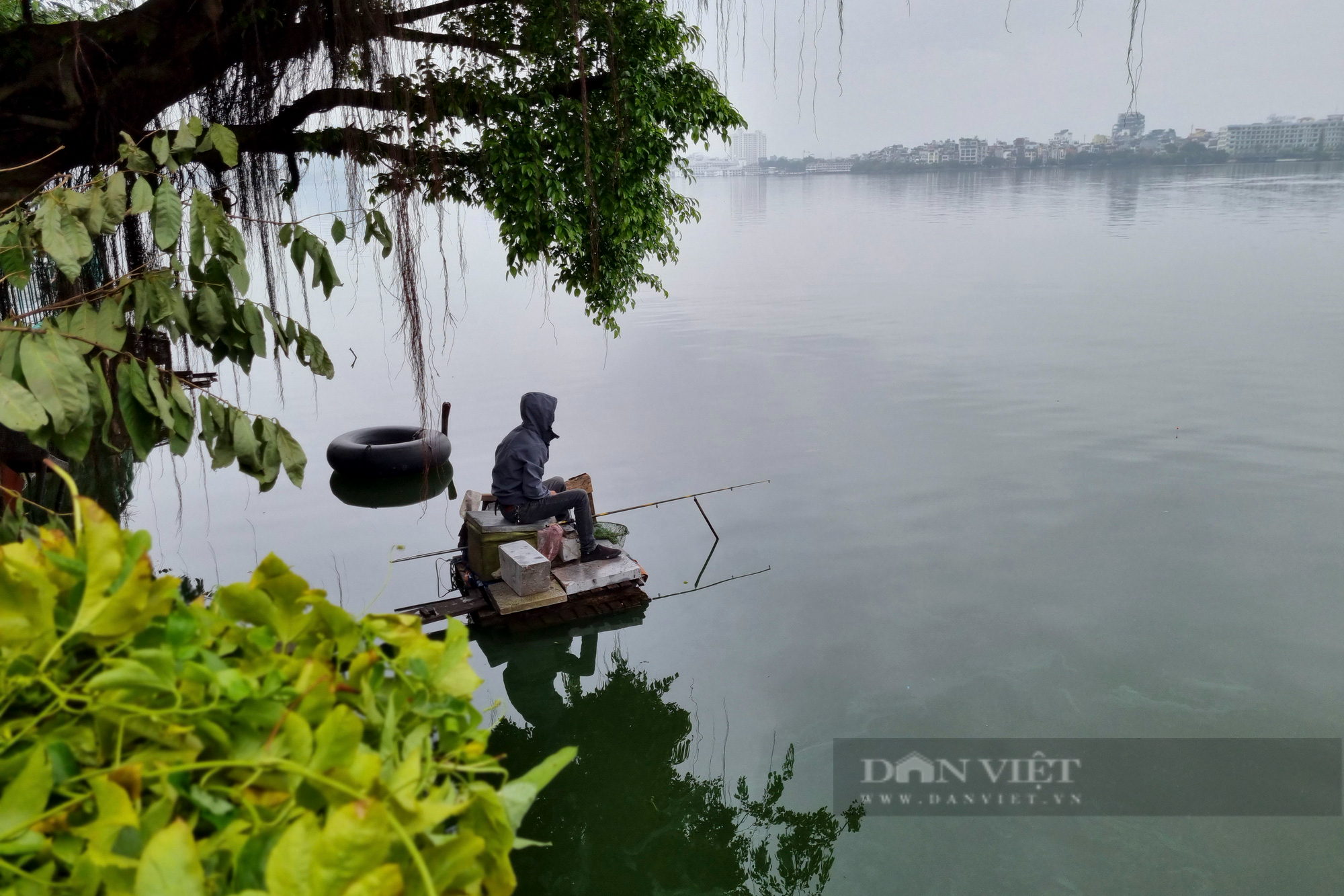 &quot;Cần thủ&quot; ngang nhiên câu trộm và bán cá ngay tại hồ Tây - Ảnh 4.